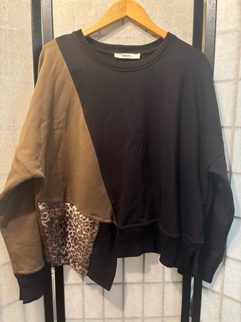 ALEMBIKA Urban Lair Crewneck Black & Olive Pullover Sweater Top, Leopard Pocket